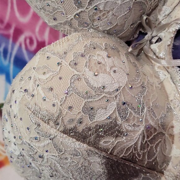 Victoria's Secret Bra - Picture 5 of 10